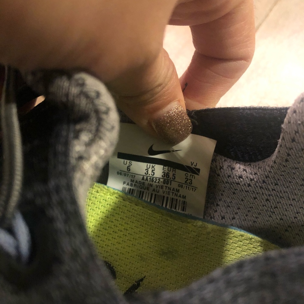 Nike - Picture 3 of 3